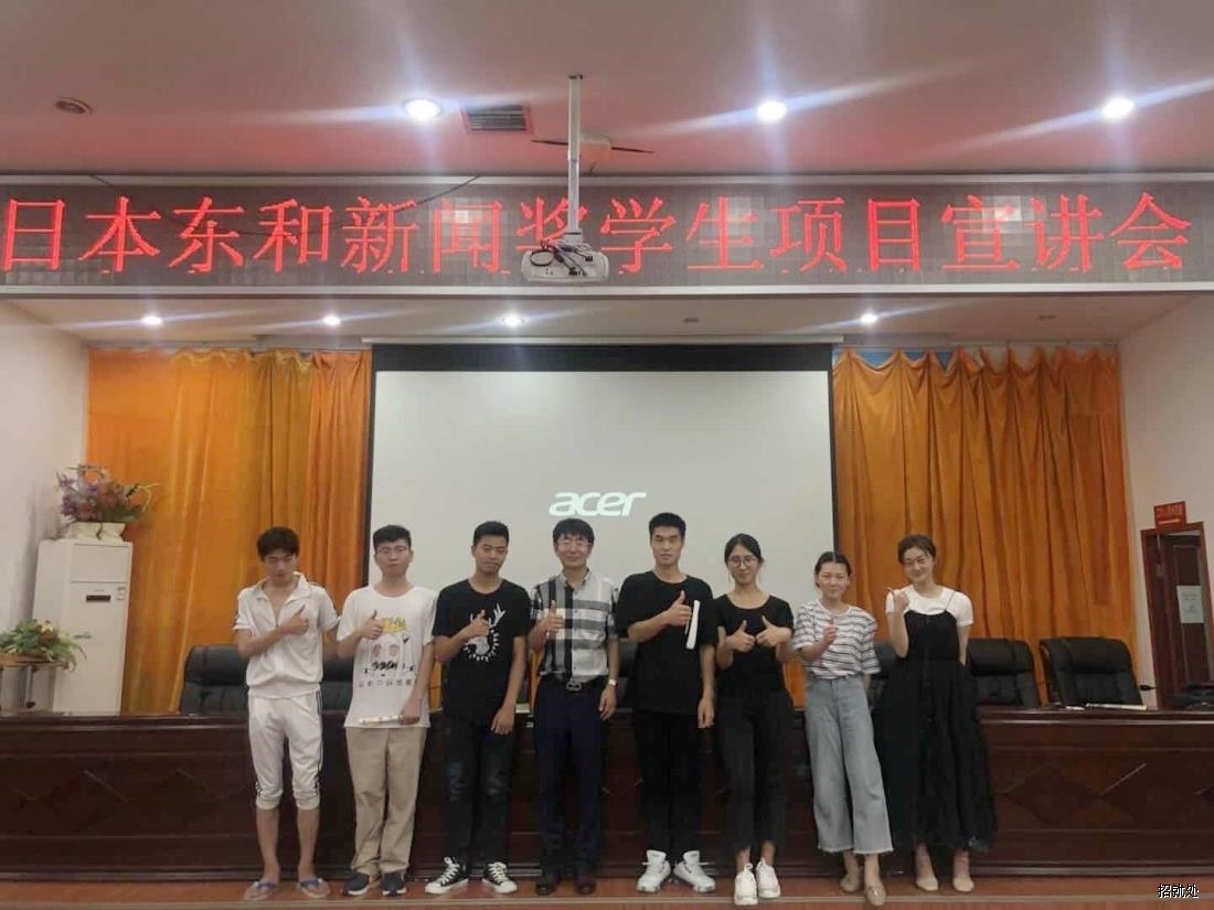  宣讲会后，现场报名学生、宣讲人、招就处干事合影